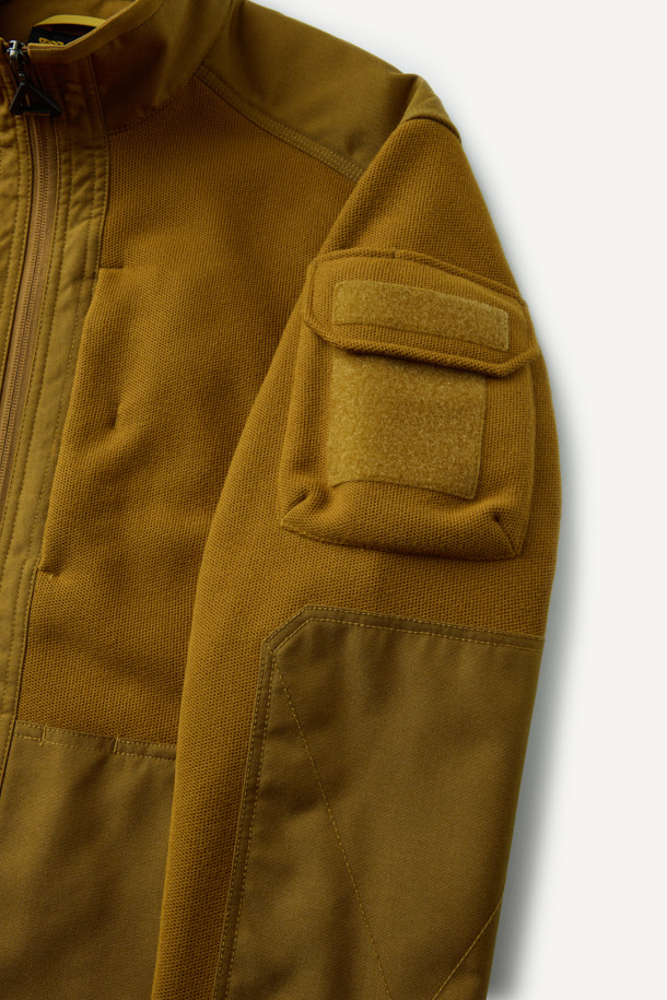 워크 시그니쳐 플리스 재킷 V3는 일상과 워크웨어 스타일을 아우르는 공용 플리스 재킷입니다. 부드러운 촉감의 허니콤 조직 본딩 플리스와 코듀라 500D 원단 덧댐으로 보온, 내구성, 방풍 기능을 갖춰 가을, 겨울철에 착용하기 좋습니다. 스탠다드핏에 지퍼와 스냅 여밈 방식을 적용했으며, 총 6개의 포켓과 겨드랑이 액션 분량, 목/소매 접밴드 처리로 활동성을 높였습니다. 브라운 컬러의 무지 디자인으로 캐주얼, 워크웨어, 스포티한 스타일을 연출할 수 있으며, 겨울 데일리룩, 산책룩, 캠핑룩에 적합합니다.
