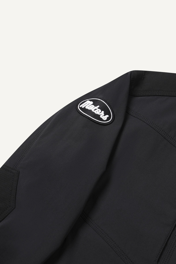 워크 스크래치 프리 우븐 재킷은 남성을 위한 스탠다드핏 워크 재킷입니다. 블랙 색상의 무지 디자인으로, 작업용 및 일상용으로 착용하기 좋습니다. 봄, 가을, 겨울 계절에 적합하며, 지퍼와 스냅으로 여밈이 가능합니다. 나일론과 스판덱스 혼방 소재로 제작되어 활동성과 내구성을 높였으며, 10개의 포켓 시스템과 스크래치 방지 설계, 겨드랑이 액션분량 설계로 실용성을 더했습니다. YKK 스냅/지퍼를 사용하여 품질을 높였으며, 스트레치 기능과 뛰어난 수납성, 내구성을 자랑합니다. 출근룩, 여행룩, 캐주얼, 미니멀 스타일을 즐기는 분들께 추천합니다.
