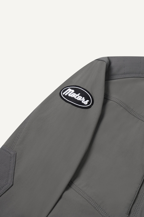 워크 스크래치 프리 우븐 재킷은 남성용 워크 자켓입니다. 그레이 컬러에 스포티하고 캐주얼한 스타일을 더했으며, 봄, 가을, 겨울 3계절 착용이 가능합니다. 나일론과 스판덱스 혼방 소재로 제작되어 활동성과 내구성을 높였으며, 스탠다드 핏으로 편안하게 착용할 수 있습니다. 겨드랑이 액션 분량, 10개 포켓 시스템, 스크래치 방지 설계, YKK 스냅/지퍼 사용으로 기능성을 더해 작업용 및 일상복으로 활용하기 좋습니다. 출근룩, 워크샵룩, 가을 나들이룩 등 다양한 TPO에 캐주얼하고 미니멀한 워크웨어 스타일을 연출해보세요.
