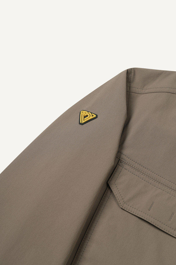 안티케미컬 재킷은 작업용, 일상에서 활용 가능한 워크웨어 스타일의 남성 자켓입니다. 카키 색상에 무지 디자인으로, 스탠다드핏의 레귤러 기장으로 제작되었습니다. 지퍼, 스냅, 벨크로 여밈 방식을 갖췄으며, 뛰어난 발수, 방수, 내화학 기능과 재귀반사 기능을 제공합니다. 11개의 포켓 시스템, 펜꽂이 포켓, 액션 분량, 화학물질 보호 기능, YKK 스냅/지퍼 디테일이 특징이며, 출근룩, 워크샵룩, 가을 나들이룩에 적합합니다. 부드러운 촉감의 나일론 소재로 제작되어 미니멀하고 캐주얼한 스타일을 연출합니다.
