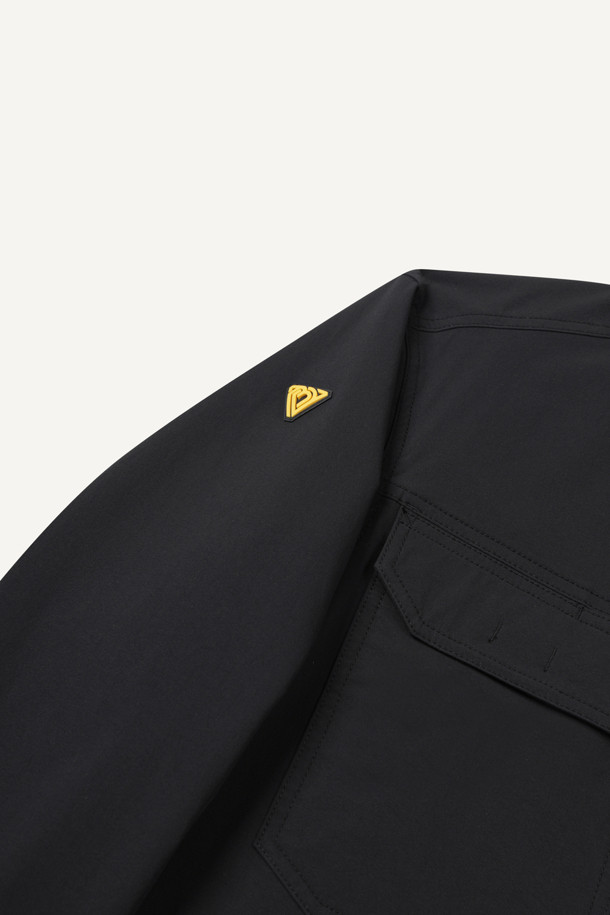 안티케미컬 재킷은 작업, 일상에서 활용 가능한 남녀 공용 자켓입니다. 스포티와 밀리터리 무드를 동시에 느낄 수 있으며, 블랙 컬러의 무지 디자인으로 제작되었습니다. 나일론 소재를 사용하여 부드러운 촉감을 제공하며, 스탠다드핏과 긴 소매 기장으로 편안한 착용감을 선사합니다. 방수, 발수, 화학물질 보호 기능을 갖춰 작업 환경에서 안전하게 사용할 수 있으며, 총 11개의 다수 포켓, 펜꽂이 포켓, 재귀반사 프린트, 액션분량, YKK 스냅/지퍼 디테일로 실용성을 높였습니다. 출근룩, 워크웨어, 스포티, 미니멀 스타일을 즐겨 입는 분들께 추천합니다.
