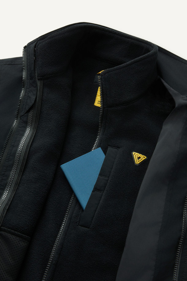 워크 3IN1 트랜스폼 재킷은 아웃도어 활동과 일상생활 모두에 적합한 남녀 공용 아우터입니다. 블랙 색상의 무지 디자인으로, 스포티하면서도 캐주얼한 스타일을 연출합니다. 봄, 가을에 적합하며, 2L 원단을 사용하여 방수, 방풍, 보온 기능을 갖췄습니다. 탈부착 가능한 내피와 총 10개의 포켓 시스템이 특징이며, 여행, 등산, 캠핑룩과 고프코어 스타일을 완성합니다. 부드러운 촉감의 두꺼운 두께감으로 편안한 착용감을 선사하는 레귤러핏 긴소매 집업 재킷입니다.
