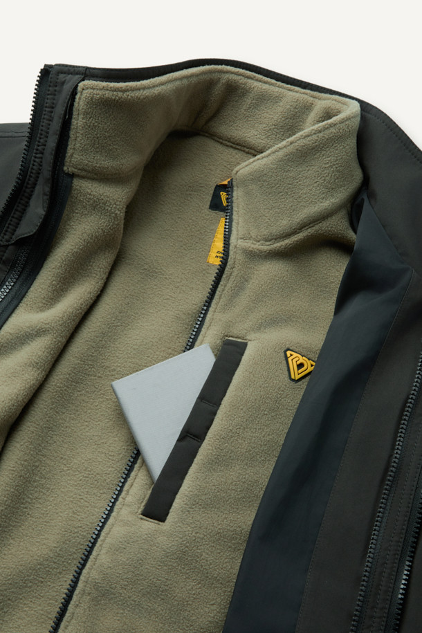 워크 3IN1 트랜스폼 재킷은 일상과 아웃도어 활동에 모두 적합한 공용 아우터입니다. 블랙 컬러의 레귤러핏 재킷으로 스포티하고 캐주얼한 스타일을 연출할 수 있으며, 봄, 가을, 겨울 세 계절 모두 착용 가능합니다. 탈부착 가능한 내피, 방수, 방풍 기능을 갖춰 변덕스러운 날씨에도 끄떡없으며, 보온성까지 뛰어나 실용적입니다. 2L 원단을 사용하여 내구성을 높였으며, 총 10개의 포켓 시스템으로 수납력 또한 훌륭합니다. 등산룩, 캠핑룩, 겨울 데일리룩으로 활용하기 좋으며, 부드러운 촉감과 두꺼운 두께로 편안한 착용감을 선사합니다.
