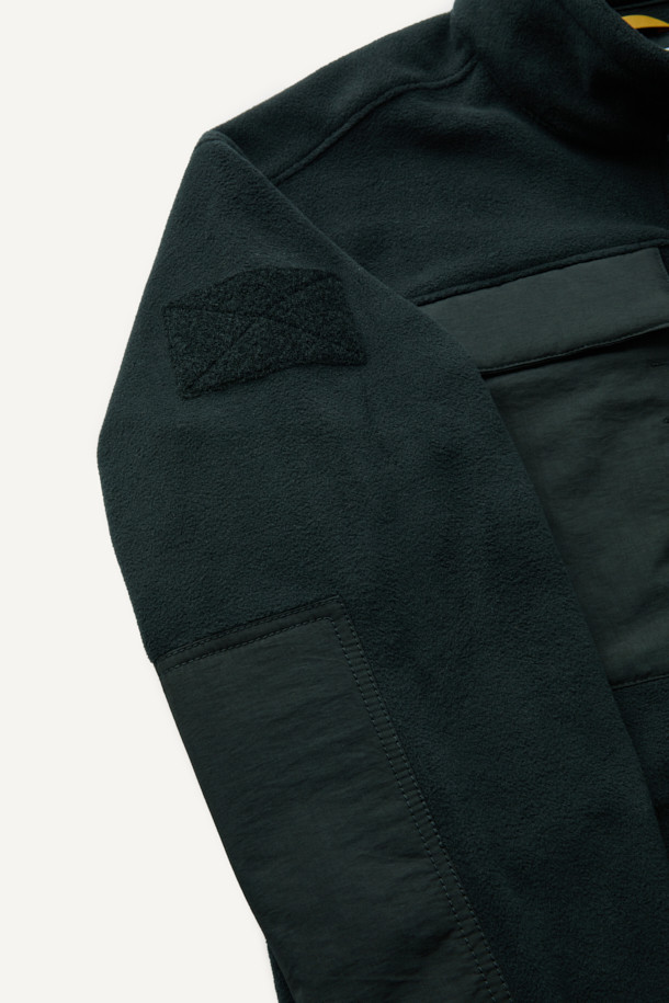 워크 미드레이어 폴라텍 플리스 재킷 V3는 일상, 작업 그리고 아웃도어 활동에 적합한 남녀 공용 플리스 재킷입니다. 뛰어난 보온성과 통기성을 제공하며, 흡습 및 속건 기능으로 쾌적한 착용감을 유지합니다. 부드러운 촉감의 폴라텍 플리스 소재와 9개의 포켓, 벨크로, D링 디테일은 스포티하면서도 캐주얼한 스타일을 완성합니다. 스탠다드 핏에 긴 소매, 집업 및 스냅 여밈 방식으로 편안한 착용감을 선사하며, 봄, 가을, 겨울 세 계절 모두 활용 가능합니다. 등산, 캠핑, 출근 등 다양한 TPO에 맞춰 미니멀하고 세련된 스타일을 연출해보세요.
