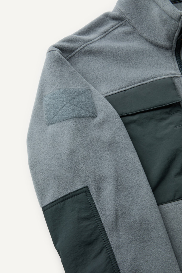 워크 미드레이어 폴라텍 플리스 재킷 V3는 일상, 작업 및 아웃도어 활동에 적합한 남녀 공용 플리스 재킷입니다. 부드러운 촉감의 폴라텍 소재와 나일론 소재를 혼방하여 보온성, 통기성, 속건 기능, 그리고 내구성을 갖췄습니다. 스탠다드핏의 레귤러 기장으로, 그레이 및 다크 그레이 색상으로 제공되며, 지퍼 및 스냅 여밈 방식에 총 9개의 포켓을 구성하여 실용성을 더했습니다. 마찰 부위 덧댐 처리, YKK 스냅/지퍼, 벨크로, D링 다용도 고리 등 다양한 디테일이 돋보이며, 등산룩, 캠핑룩, 출근룩 등 다양한 TPO에 캐주얼, 스포티, 워크웨어 스타일로 활용하기 좋습니다.
