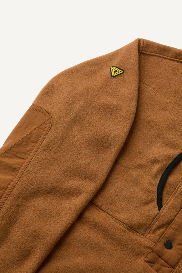 폴라텍 플리스 아노락 재킷은 아웃도어 활동과 일상에서 모두 활용 가능한 남녀 공용 아노락입니다. 가을, 겨울 시즌에 적합하며, 브라운 컬러의 무지 디자인으로 스포티하면서도 캐주얼한 스타일을 연출할 수 있습니다. 두꺼운 두께감의 폴라텍, 나일론 소재를 사용하여 부드러운 촉감과 뛰어난 보온성, 통기성, 속건성을 제공합니다. 컴포트 핏에 하이넥 디자인, 스냅 여밈 방식으로 편안하게 착용할 수 있으며 팔꿈치 덧댐, 가슴 포켓, 펜 포켓 등의 디테일로 실용성을 더했습니다. 등산룩, 가을 나들이룩, 겨울 데일리룩 등 다양한 TPO에 맞춰 스포티, 캐주얼, 고프코어 스타일을 연출해 보세요.
