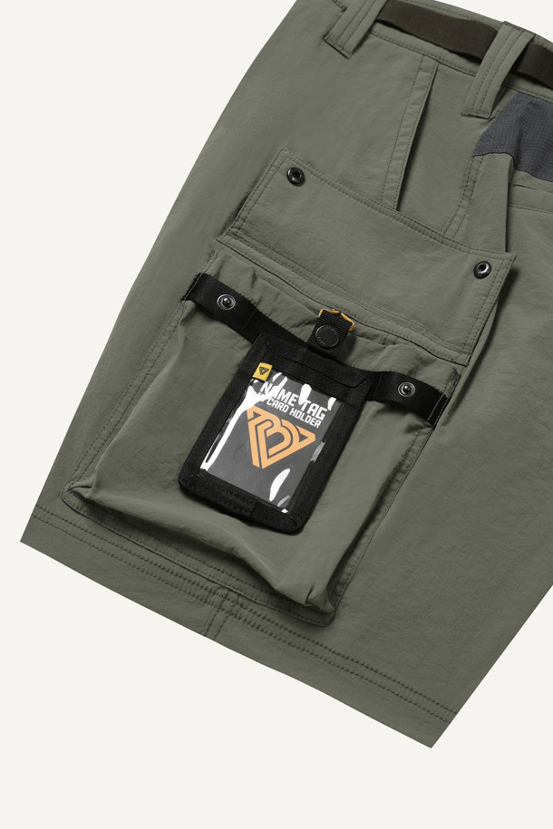 액티브 하프 팬츠 V2는 아웃도어 활동과 일상생활 모두에 적합한 공용 반바지입니다. 카키 색상으로, 여름철 시원하게 착용할 수 있도록 얇고 부드러운 나일론 스판덱스 혼방 소재를 사용했습니다. 흡습속건, 통기성, 신축성 기능을 갖춰 활동성을 높였으며, 컴포트핏으로 편안한 착용감을 제공합니다. 7개의 포켓과 YKK 지퍼, D링, 파우치 호환 기능으로 수납력을 강화했으며, 스트레치 우븐 에어리도트 소재 배색으로 디자인 포인트를 더했습니다. 여행, 휴가, 등산 등 다양한 TPO에 스포티, 캐주얼, 고프코어 스타일로 연출하기 좋습니다.
