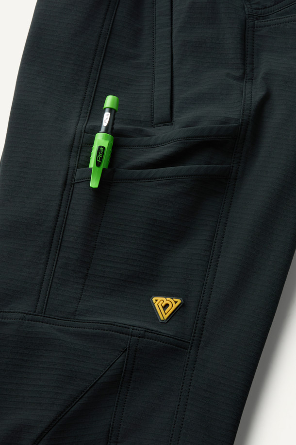 워크 액티브 에센셜 윈터 조거 팬츠는 겨울철 워크웨어와 일상복으로 활용하기 좋은 조거 팬츠입니다. 블랙 컬러의 무지 디자인으로 어떤 스타일에도 쉽게 매치할 수 있으며, 코듀라와 플리스 소재를 사용하여 뛰어난 내구성과 보온성을 제공합니다. 컴포트핏 조거 스타일로 편안한 착용감을 선사하며, YKK 지퍼, 허리 스트링, D링 벨트고리, 다양한 포켓, 무릎 및 오금 입체 절개, 브랜드 와펜 등 디테일한 기능과 디자인을 더했습니다. 출근룩과 캠핑룩은 물론, 캐주얼, 미니멀, 스포티 등 다양한 스타일을 즐기는 분들께 추천합니다.
