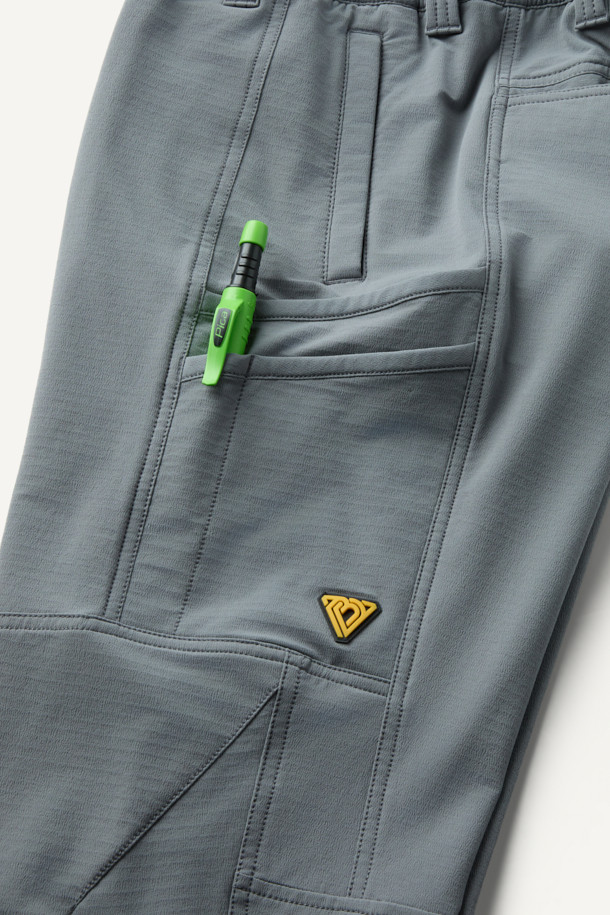 워크 액티브 에센셜 윈터 조거 팬츠는 워크, 일상, 산책 등 다양한 TPO에 활용 가능한 겨울철 조거 팬츠입니다. 톤 다운된 그레이 컬러에 스포티하고 캐주얼한 스타일을 더해 미니멀한 무드를 연출합니다. 안감은 부드러운 플리스 소재로 제작되었으며, 두꺼운 두께감으로 보온성을 높였습니다. 튼튼한 코듀라 소재와 내마모성이 뛰어난 플리스 안감으로 제작되어, 내구성이 뛰어나며 YKK 지퍼, 허리 스트링, D링 벨트고리, 다양한 입체 절개 디테일로 활동성을 더했습니다. 양쪽 사이드 2단 포켓과 브랜드 와펜으로 디자인의 완성도를 높였습니다.
