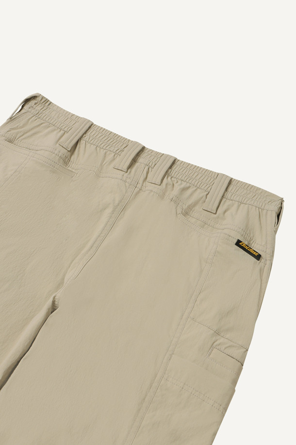 라이트워크 코듀라립 팬츠는 일상과 워크웨어 스타일을 모두 만족시키는 남성용 워크 팬츠입니다. 베이지 컬러의 무지 디자인으로, 봄, 여름, 가을 3계절 모두 활용 가능하며, 캐주얼 및 스포티한 무드를 연출합니다. 코듀라 및 나일론 소재를 사용하여 내구성이 뛰어나고, 얇은 두께감으로 편안한 착용감을 제공합니다. 허리 스트레치 밴딩, YKK 지퍼, 10개의 포켓, 더블 스티치, 립스탑 원단, WR 코팅 등 다양한 기능과 디테일을 갖춰 출근룩과 워크샵룩에 적합합니다. 컴포트 핏으로 편안하게 착용 가능하며, 미니멀하고 세련된 워크웨어 스타일을 완성해 보세요.
