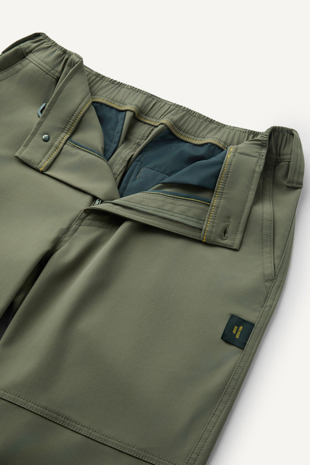 워크 에센셜 프라임 팬츠 V3는 워킹과 일상생활 모두에 적합한 남녀 공용 워크 팬츠입니다. 카키와 올리브 두 가지 색상으로 제공되며, 사계절 내내 착용 가능합니다. 캐주얼, 미니멀, 워크웨어 스타일을 아우르며, 레귤러 핏의 긴바지로 편안한 착용감을 선사합니다. 부드러운 폴리에스테르 소재에 3/4 밴딩과 스트레치 기능을 더해 활동성을 높였으며, YKK 스냅, 지퍼, 5개 포켓, 핸드폰 포켓, 팬슬 홀더, D링, 무릎 턱 디자인으로 실용성을 강조했습니다. 동네 마실룩, 여행룩, 산책룩 등 다양한 TPO에 활용할 수 있습니다.
