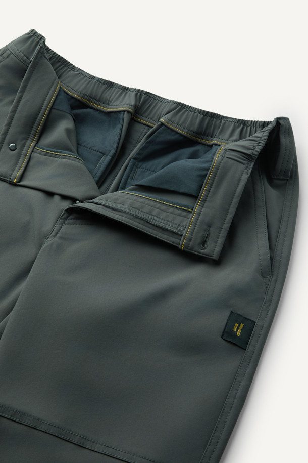 **워크 에센셜 프라임 팬츠 V3**는 워킹과 일상에서 활용하기 좋은 남녀 공용 워크 팬츠입니다. 카키와 그린 두 가지 색상으로 출시되었으며, 사계절 내내 착용할 수 있습니다. 레귤러핏에 무지 디자인으로, 캐주얼 및 스포티 스타일을 연출하기 좋습니다. 폴리에스테르 소재로 제작되어 부드러운 촉감을 제공하며, 3/4 밴딩 처리로 편안한 착용감을 선사합니다. 스트레치 기능과 수납성을 갖춘 실용적인 바지로, YKK 스냅, 지퍼, 5개 포켓, 핸드폰 포켓, 팬슬 홀더, D링, 무릎 턱 디테일 등의 특징을 더했습니다. 동네 마실룩, 여행룩, 캐주얼, 미니멀, 워크웨어 스타일을 즐기는 분들께 추천합니다.
