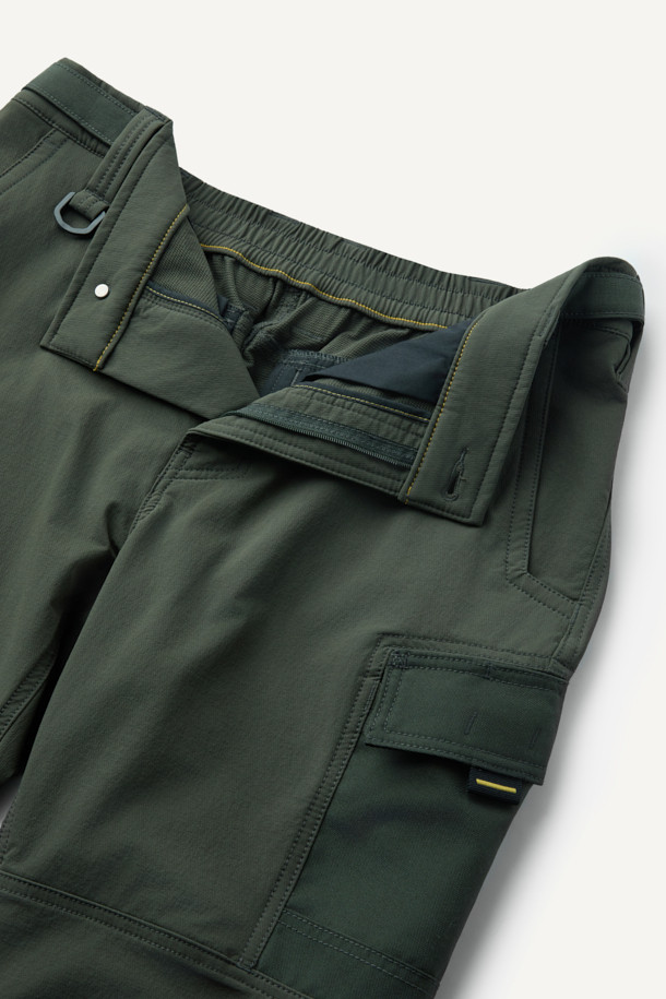 워크 에센셜 팬츠 V4는 남성용 워크 팬츠로, 밀리터리 및 스포티 스타일을 결합한 디자인입니다. 카키와 올리브 두 가지 색상으로 제공되며, 사계절 착용이 가능합니다. 나일론, 스판덱스, 코듀라 혼방 소재로 제작되어 부드러운 촉감과 뛰어난 내구성을 자랑하며, 스트레치 기능으로 편안한 착용감을 선사합니다. 9개의 포켓, YKK 지퍼, D링 고리, 파우치 호환, 네임택 고리 등 실용적인 디테일이 돋보이며, 스탠다드핏과 뒷밴딩 처리로 활동성을 높였습니다. 여행, 캠핑, 출근 등 다양한 TPO에 미니멀하고 캐주얼한 스타일로 활용하기 좋습니다.
