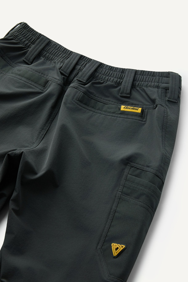 워크 에센셜 팬츠 V4는 밀리터리와 스포티 무드를 담은 공용 워크팬츠입니다. 카키와 그린 두 가지 색상으로 출시되었으며, 사계절 착용 가능한 긴 기장의 바지입니다. 나일론, 스판덱스, 코듀라 혼방 소재로 제작되어 스트레치, 수납성, 내구성이 뛰어납니다. 9개의 포켓과 YKK 지퍼, D링 고리 등의 디테일은 실용성을 높이고, 뒷밴딩 처리로 편안한 착용감을 제공합니다. 출근룩, 여행룩, 캠핑룩 등 다양한 TPO에 미니멀 또는 캐주얼 스타일로 활용하기 좋습니다.
