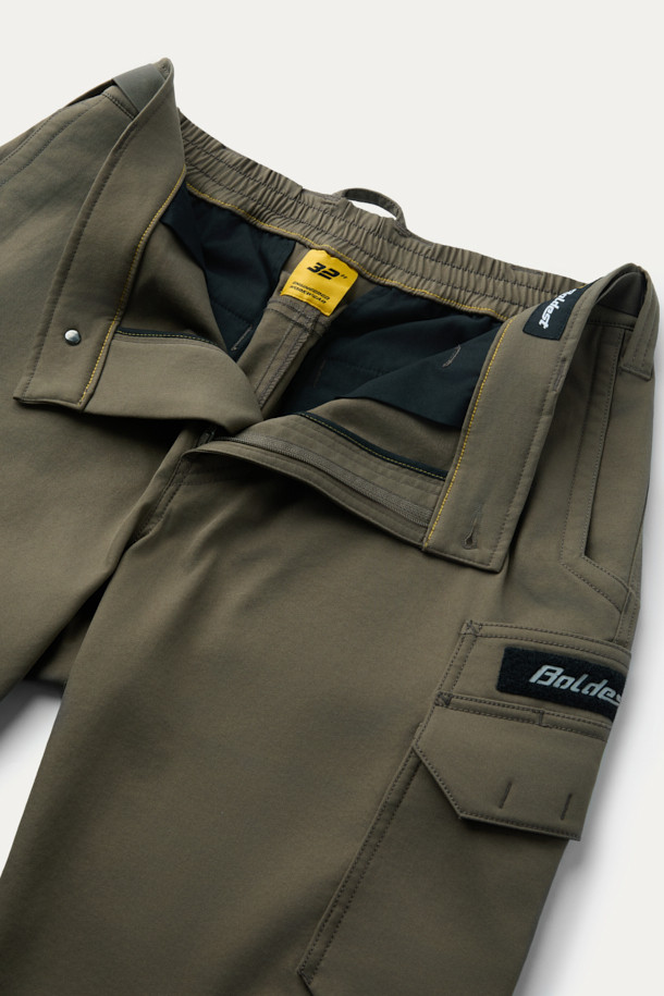 워크 에센셜 조거 팬츠 V3는 워크웨어와 일상, 스포티, 캐주얼 스타일을 모두 아우르는 공용 조거 팬츠입니다. 카키와 올리브 두 가지 색상으로 출시되었으며, 사계절 모두 착용 가능합니다. 부드러운 폴리에스테르 소재에 스탠다드핏 조거핏으로 편안한 착용감을 선사합니다. 밴딩 처리된 허리와 7개의 포켓 시스템, YKK 지퍼, D링 벨트고리, 무릎 턱 디테일, 파우치 호환 기능까지 갖춰 실용성을 더했습니다. 출근룩과 여행룩 모두 활용 가능하며, 스트레치, 흡습, 속건 기능으로 활동성을 높였습니다.
