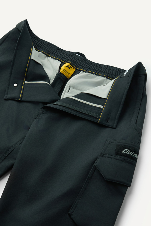 워크 에센셜 조거 팬츠 V3는 워크웨어와 일상 모두에 어울리는 남녀 공용 조거 팬츠입니다. 블랙 컬러의 무지 디자인으로, 스포티하면서도 캐주얼한 스타일을 연출합니다. 폴리에스테르 소재로 제작되어 부드러운 촉감을 제공하며, 사계절 내내 착용 가능합니다. YKK 지퍼, 7개의 포켓, 무릎 턱 디테일, D링 벨트고리가 특징이며, 파우치 호환이 가능하여 실용성을 더했습니다. 흡습, 속건, 신축성 기능으로 편안한 착용감을 선사합니다.
