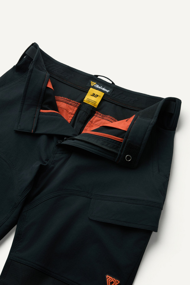 워크 시그니쳐 팬츠 V2 (화섬)는 남성용 워크웨어 스타일의 컴포트핏 긴 바지입니다. 나일론과 스판덱스 혼방 소재로 제작되어 사계절 내내 착용 가능하며, 두꺼운 두께감으로 내구성을 높였습니다. 무릎 패드 탈부착이 가능하며, 6개의 포켓 시스템과 볼디스트 파우치 호환 기능으로 실용성을 더했습니다. 또한 3줄 스티치 마감과 YKK 스냅/지퍼 사용으로 튼튼하게 제작되었으며, 미니멀한 블랙 컬러에 무지 패턴으로 다양한 출근룩과 워크샵룩에 활용하기 좋습니다.
