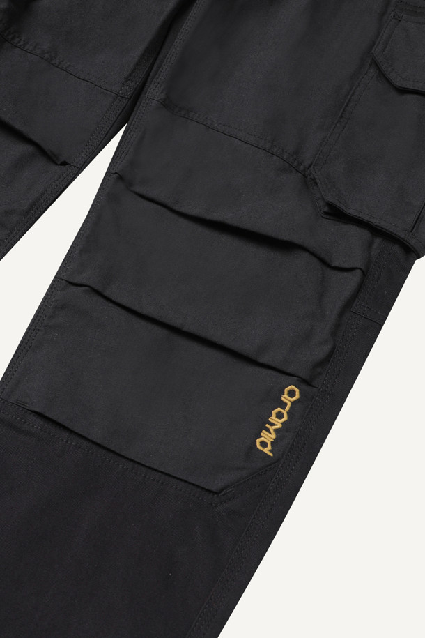 아라미드 쉴드 조거 팬츠 V3는 워크웨어와 일상, 스포티, 밀리터리 스타일을 아우르는 남성용 조거 팬츠입니다. 블랙 색상으로 사계절 착용 가능하며, 코듀라와 아라미드 소재를 사용하여 내구성과 내마모성을 높였습니다. 발수 기능과 신축성을 갖춰 활동성을 보장하며, 스탠다드핏 조거핏으로 편안한 착용감을 제공합니다. 10개의 포켓, YKK 지퍼, 더블 스티치, 무릎 보호 시스템, 툴 파우치 호환 등 다양한 디테일이 특징입니다. 출근룩, 워크샵룩, 캠핑룩 등 다양한 TPO에 활용할 수 있습니다.
