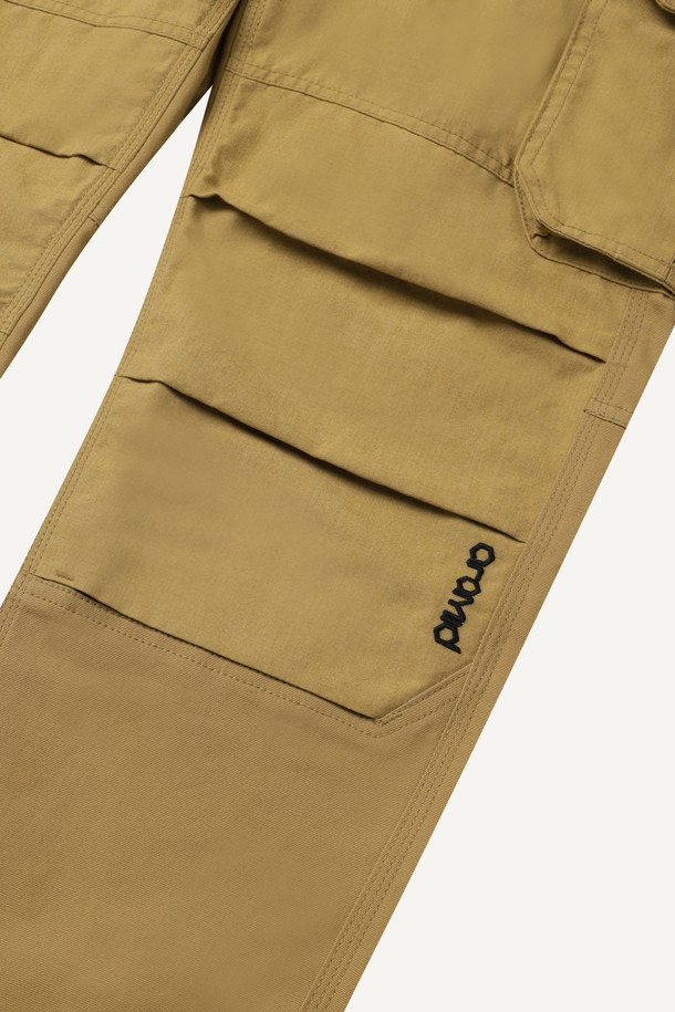 아라미드 쉴드 조거 팬츠 V3는 일상과 워킹 활동에 적합한 조거핏 바지입니다. 베이지 색상으로, 사계절 내내 착용 가능하며 스포티와 밀리터리 스타일을 동시에 연출합니다. 코듀라와 아라미드 소재를 사용하여 내구성과 신축성이 뛰어나고, 발수 기능까지 갖췄습니다. 10개의 포켓, YKK 지퍼, 더블 스티치, 무릎 보호 시스템, 파우치 호환 등 다양한 기능과 특징을 제공합니다. 스탠다드핏으로 편안하게 착용할 수 있으며, 워크웨어, 미니멀 스타일을 선호하는 분들께 추천합니다.
