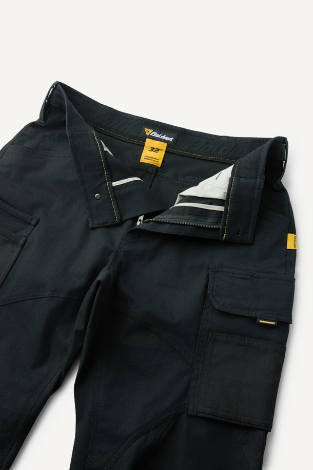 크래프트맨 팬츠 V4는 남성용 워크웨어 팬츠로, 사계절 착용이 가능합니다. 블랙 컬러의 무지 디자인에 스포티와 밀리터리 스타일을 더했으며, 컴포트 핏으로 편안한 착용감을 제공합니다. 면혼방, 코듀라, 나일론 등 튼튼한 소재를 사용하여 내구성을 높였으며 발수 및 스트레치 기능도 갖췄습니다. YKK 스냅/지퍼, 12개 포켓 시스템, 인체공학적 패턴, 밑단 너비 조절 기능, 코듀라 500D 원단 덧댐 등 실용적인 디테일이 돋보입니다. 출근룩, 워크샵룩, 가을 나들이룩 등 다양한 TPO에 워크웨어, 미니멀, 캐주얼 스타일로 활용하기 좋습니다.
