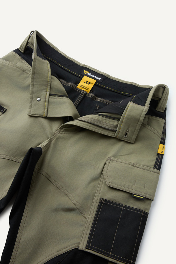 크래프트맨 팬츠 V4는 워크웨어와 일상, 출근룩과 워크샵룩에 모두 어울리는 남성용 워크팬츠입니다. 카키와 블랙 두 가지 색상으로 제공되며, 스포티하면서도 밀리터리 무드를 연출합니다. 면혼방, 나일론, 코듀라 소재를 사용하여 사계절 착용 가능하며, 두꺼운 두께감과 뻣뻣한 촉감이 특징입니다. 컴포트핏으로 편안함을 제공하며, 발수, 신축성, 내구성을 갖춰 활동성을 높였습니다. YKK 스냅/지퍼, 12개 포켓 시스템, 인체공학적 패턴, 코듀라 500D 원단 덧댐, 밑단 너비 조절 기능까지 갖춘 완성도 높은 팬츠입니다.
