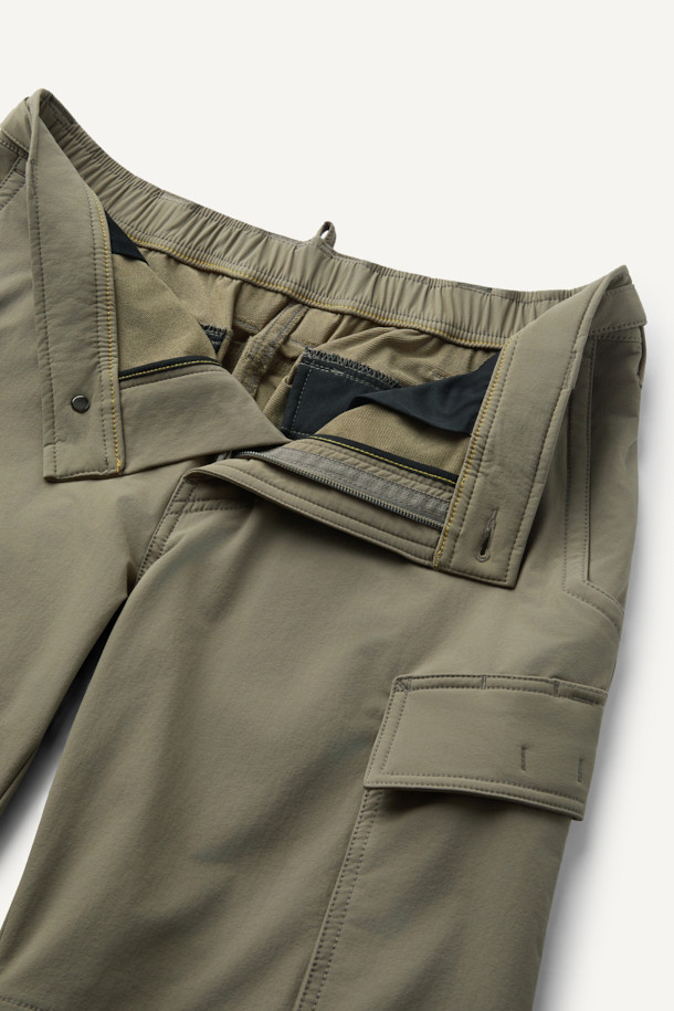 밀리터리, 워크웨어 스타일의 안티케미컬 팬츠입니다. 카키와 올리브 두 가지 색상으로 제공되며, 사계절 착용이 가능합니다. 나일론 소재로 제작되어 방수, 발수, 내화학 기능과 스트레치성을 갖춰 편안한 착용감을 선사합니다. 9개의 포켓, 카고 포켓, D링, 3M 재귀반사, 벨크로, 스냅 버튼 등 다양한 디테일이 돋보이며 YKK 지퍼를 사용하여 내구성을 높였습니다. 넉넉한 컴포트핏과 뒷밴딩 처리로 활동성을 더하여 출근룩, 캐주얼룩으로 활용하기 좋습니다.
