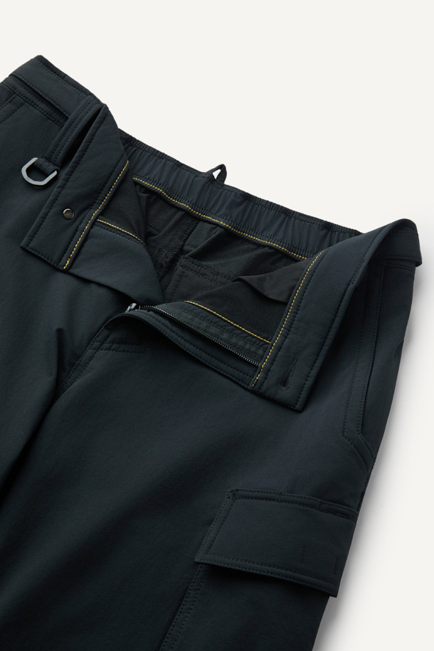 안티케미컬 팬츠는 작업과 일상 모두를 아우르는 활용도 높은 워크 팬츠입니다. 밀리터리 및 스포티 스타일을 결합하여 트렌디한 디자인을 선보이며, 사계절 착용 가능한 실용성을 갖췄습니다. 블랙 컬러의 긴 기장으로, 허리 스트레치 밴딩이 적용되어 편안한 컴포트핏을 제공합니다. 방수, 내화학 기능과 스트레치 소재로 활동성을 높였으며, 수납성을 고려한 9개의 포켓, YKK 지퍼, D링, 3M 재귀반사, 벨크로, 스냅, 플랩 등의 디테일이 돋보입니다. 출근룩, 워크웨어, 미니멀, 스포티 스타일을 선호하는 분들에게 적합합니다.
