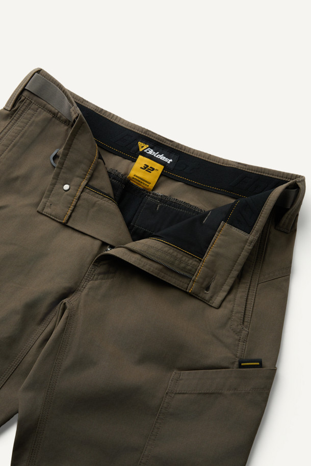 라이트워크 일렉트릭션 팬츠는 남성용 워크웨어 스타일의 긴바지로, 봄, 여름, 가을 계절에 적합합니다. 카키와 블랙 두 가지 색상으로 출시되었으며, 컴포트핏으로 편안한 착용감을 제공합니다. 내구성이 뛰어나고 스트레치 기능이 있으며, 총 8개의 수납 포켓을 갖춰 실용성을 높였습니다. 무릎 패드 탈부착이 가능하며, YKK 지퍼와 벨트고리 D링을 적용하여 편의성을 더했습니다. 작업용, 일상, 출근룩, 워크샵룩, 캠핑룩 등 다양한 TPO에 맞춰 캐주얼, 미니멀 스타일로 연출할 수 있습니다.
