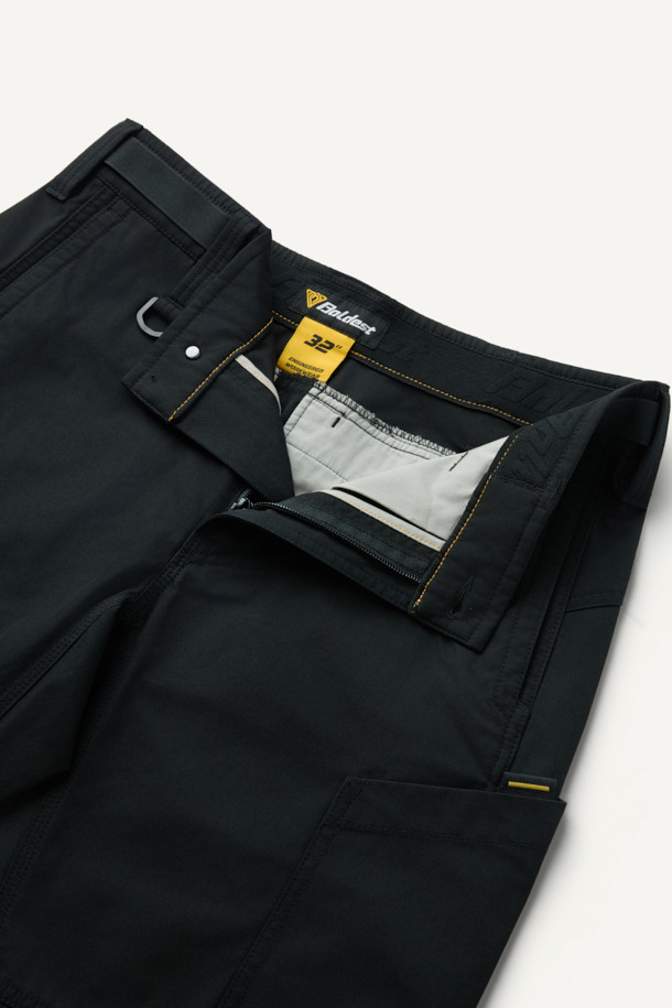 라이트워크 일렉트릭션 팬츠는 남성용 워크웨어 스타일의 워크팬츠입니다. 블랙 컬러의 면혼방 및 나일론 소재로 제작되어 봄, 여름, 가을에 착용하기 좋습니다. 컴포트핏으로 편안한 착용감을 제공하며, 무지 패턴에 중간 두께감으로 제작되었습니다. 작업 용도는 물론 일상에서도 활용 가능하며, 무릎 패드 탈부착, 총 8개의 포켓, YKK 지퍼, D링, 툴 파우치 호환 등의 기능으로 실용성을 높였습니다. 출근룩, 워크샵룩, 캠핑룩 등 다양한 TPO에 미니멀하고 캐주얼하게 스타일링할 수 있습니다.
