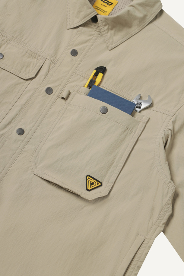 라이트워크 코듀라 셔켓은 워크웨어와 일상 모두 소화 가능한 남녀 공용 셔켓입니다. 베이지 색상으로 출시되었으며, 봄, 가을, 겨울 세 계절 모두 활용 가능합니다. 얇은 두께감에 코듀라, 나일론, 스판덱스 혼방 소재를 사용하여 방수, 신축성, 내구성, 내마모성까지 갖췄습니다. 컴포트핏 레귤러 기장으로 편안한 착용감을 제공하며, 8개의 포켓 시스템과 소매 롤업 기능, 금속 스냅 버튼, 볼펜 홀더, 다용도 고리 등 실용적인 디테일이 돋보입니다. 캐주얼, 워크웨어, 미니멀 스타일을 즐겨 입는 분들께 추천합니다.
