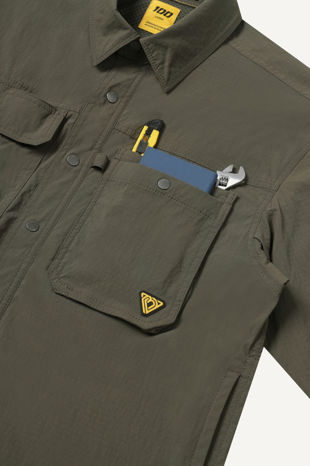 라이트워크 코듀라 셔켓은 봄, 가을, 겨울 세 계절 모두 활용 가능한 공용 셔켓입니다. 캐주얼, 스포티, 워크웨어 스타일을 아우르는 디자인으로, 일상, 워크, 출근룩, 워크샵룩, 가을 나들이룩 등 다양한 TPO에 적합합니다. 방수, 발수 기능을 갖춘 코듀라, 나일론, 스판덱스 혼방 소재로 제작되어 활동성과 편안함을 제공하며, 컴포트핏으로 편안한 착용감을 선사합니다. 카키, 올리브 두 가지 색상으로 출시되었으며, 얇은 두께감과 긴 소매 기장이 특징입니다. 8개의 수납 포켓, 소매 롤업 기능, 금속 스냅 버튼, 액션 플리츠, 펜 홀더, 다용도 고리 등 실용적인 디테일이 돋보입니다.
