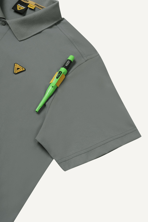 에센셜 폴로 반팔 티셔츠 V2는 일상과 워크웨어 모두에 적합한 공용 폴로 티셔츠입니다. 페인터 그레이 컬러의 무지 디자인으로 미니멀, 스포티, 캐주얼 스타일을 연출할 수 있습니다. 흡습, 속건, 신축성, 경량 기능을 갖춘 소로나, 나일론 혼방 소재로 제작되어 여름철에도 쾌적하게 착용 가능합니다. YKK 스냅 버튼, 펜슬 홀더, 벨크로 시스템, 와펜 포인트 등의 디테일과 친환경 소재 사용이 특징입니다. 출근룩, 워크샵룩 등 다양한 TPO에 활용할 수 있는 스탠다드핏의 반소매 티셔츠입니다.
