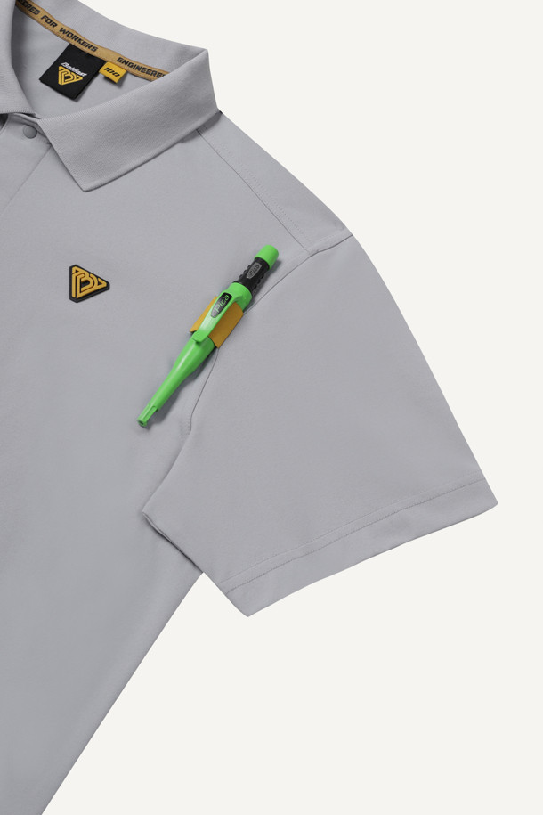 "에센셜 폴로 반팔 티셔츠 V2"는 페인터 그레이 색상의 남녀 공용 폴로 티셔츠입니다. 여름철 일상 및 워크, 특히 출근룩에 적합하며 스포티하면서도 미니멀한 스타일을 연출합니다. 흡습, 속건, 신축성, 통기성이 뛰어난 소로나와 나일론 혼방 소재로 제작되어 얇고 부드러운 촉감을 제공합니다. YKK 스냅 버튼, 펜슬 홀더, 벨크로 시스템, 와펜 포인트, 친환경 소재 등 다양한 디테일이 돋보입니다. 스탠다드 핏의 반소매 폴로넥 디자인으로 편안함과 활동성을 동시에 갖췄습니다.
