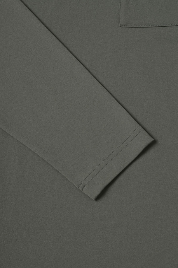 워크 에센셜 포켓 긴팔 티셔츠 V3는 워크웨어와 일상 모두에 적합한 공용 긴팔 티셔츠입니다. 폴리지 그린 컬러에 베이직하고 심플한 스타일로, 봄, 여름, 가을, 겨울 사계절 모두 착용 가능합니다. 스탠다드핏에 라운드넥 디자인이며, 소로나와 나일론 혼방의 소재로 제작되어 흡습, 속건, 신축성이 뛰어납니다. 가슴 포켓, 소매 포켓, 펜꽂이, 심볼 와펜 등 워크웨어 스타일을 살리는 디테일과 겨드랑이 액션 분량이 특징입니다. 출근룩과 워크샵룩, 미니멀, 워크웨어, 캐주얼 스타일을 즐겨 입는 분들께 추천합니다.
