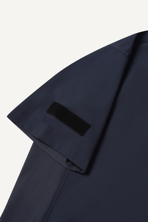 네이비 컬러의 워크 쿨링 폴로 반팔 티셔츠입니다. 여름철 워크웨어와 일상복으로 활용하기 좋은 스탠다드핏의 폴로 티셔츠로, 나일론과 폴리우레탄 혼방 소재로 제작되어 부드러운 촉감과 뛰어난 신축성을 자랑합니다. 흡습, 속건, 냉감, 통기성 기능을 갖춰 쾌적한 착용감을 제공하며, YKK 스냅 버튼, 펜꽂이 포켓, 벨크로 시스템, 3M 재귀반사 프린트, 메쉬 소재 통기성 등 다양한 디테일이 돋보입니다. 스포티하고 미니멀한 디자인으로 워크샵룩, 여행룩 등 다양한 TPO에 활용할 수 있습니다.
