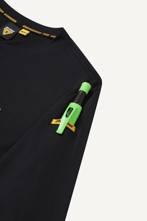 **쿨코어 긴팔 티셔츠**는 워크웨어, 일상, 스포츠 활동에 적합한 남녀 공용 상의입니다. 블랙 색상의 스탠다드핏 긴팔 티셔츠로, 사계절 내내 활용 가능합니다. 얇고 가벼운 쿨코어 소재를 사용하여 냉감, 흡습, 속건 기능을 제공하며, 활동성을 높이는 겨드랑이 패턴과 펜 포켓, 벨크로 시스템이 특징입니다. 또한, 재귀반사 디테일로 안전성을 더하고, 더블 스티치 봉제와 브랜드 로고로 내구성과 디자인을 완성했습니다. 미니멀하고 스포티한 스타일을 연출하며, 출근룩, 워크샵룩, 피트니스룩 등 다양한 TPO에 활용할 수 있습니다.
