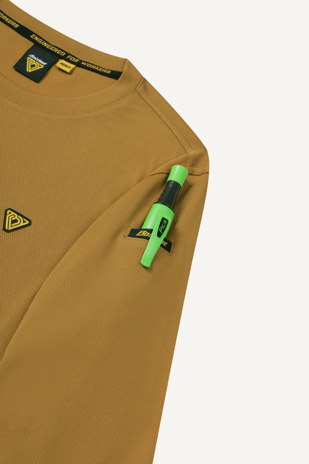 베이직 스타일의 쿨코어 긴팔 티셔츠입니다. 사계절용으로, 워크웨어, 일상, 스포츠 활동에 적합합니다. 스탠다드핏에 라운드넥 디자인이며, 얇은 두께감으로 편안한 착용감을 제공합니다. 쿨코어 소재로 냉감, 흡습, 속건 기능을 갖췄으며, 경량성과 재귀반사 기능으로 안전성을 높였습니다. 겨드랑이 활동 패턴, 더블 스티치 봉제, 펜 포켓, 벨크로 시스템, 브랜드 로고 디테일이 특징입니다. 산책룩, 피트니스룩, 캐주얼, 미니멀, 워크웨어 스타일 연출에 활용해보세요.
