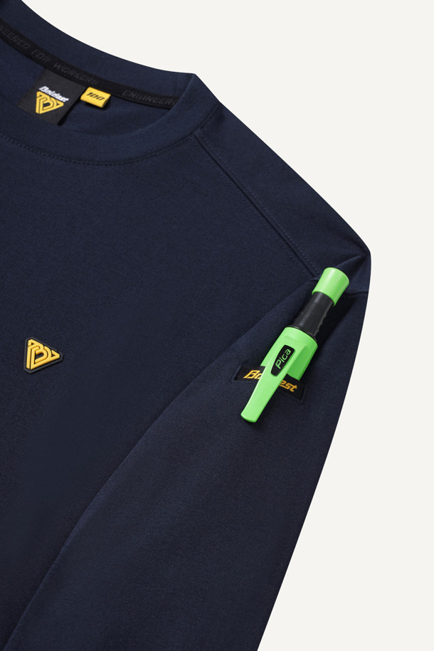 네이비 컬러의 방적사 긴팔 티셔츠입니다. 컴포트 핏으로 제작되어 편안한 착용감을 제공하며, 라운드넥 디자인으로 깔끔한 느낌을 줍니다. 부드러운 촉감의 폴리에스테르 소재로 제작되어 사계절 내내 활용 가능하며, 보온성과 흡습성이 뛰어나 실용적입니다. 펜꽂이 포켓, 밑단 트임, 갈라삼봉 스티치, 브랜드 와펜, 로고 라벨 등의 디테일이 돋보이며, 출근룩이나 워크샵룩, 미니멀, 워크웨어, 클래식 스타일을 즐기는 분들께 추천합니다.
