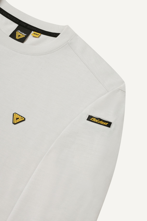 본 방적사 긴팔 티셔츠는 워크웨어 및 일상복으로 활용하기 좋은 베이직 스타일의 긴팔 티셔츠입니다. 부드러운 촉감의 폴리에스테르 소재로 제작되어 사계절 내내 착용 가능하며, 컴포트핏으로 편안한 착용감을 선사합니다. 라운드넥 디자인에 무지 패턴으로 깔끔함을 더했으며, 밑단 트임 디테일과 펜 포켓이 워크웨어의 실용성을 강조합니다. 갈라삼봉 스티치 마감과 볼디스트 심볼 와펜, 볼디스트 로고 라벨을 통해 브랜드의 아이덴티티를 나타냅니다. 출근룩과 워크샵룩, 미니멀, 클래식 스타일을 즐겨 입는 분들께 추천합니다.
