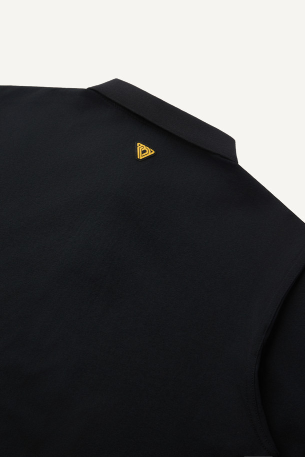 에센셜 폴로 긴팔 티셔츠는 블랙 컬러의 베이직 스타일 폴로 티셔츠입니다. 흡습속건 기능과 신축성을 갖춘 폴리에스테르와 소로나 혼방 소재로 제작되어 편안한 착용감을 제공합니다. 컴포트핏으로 디자인되었으며, 레귤러 기장의 긴소매와 폴로넥이 특징입니다. YKK 스냅 버튼, 겨드랑이 활동 패턴, 더블 스티치 봉제, 펜슬 홀더, 볼디스트 심볼 라벨 등의 디테일이 돋보입니다. 출근룩, 비즈니스 캐주얼, 워크샵룩 등 다양한 TPO에 활용하기 좋은 클래식, 미니멀, 워크웨어 스타일의 제품입니다.
