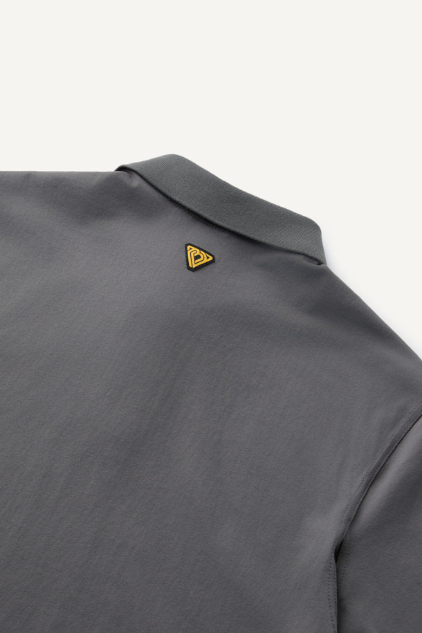 에센셜 폴로 긴팔 티셔츠는 베이직한 스타일의 컴포트핏 폴로넥 긴팔 티셔츠입니다. 일상과 워크웨어 모두에 적합하며, 출근룩과 비즈니스 캐주얼 스타일을 연출하기 좋습니다. 폴리에스테르와 소로나 혼방 소재로 제작되어 흡습, 속건, 신축성이 우수합니다. YKK 스냅 버튼, 겨드랑이 활동 패턴, 더블 스티치 봉제 등의 디테일과 펜슬 홀더, 볼디스트 심볼 라벨이 특징입니다. 클래식, 미니멀, 워크웨어 스타일을 선호하는 분들께 추천합니다.
