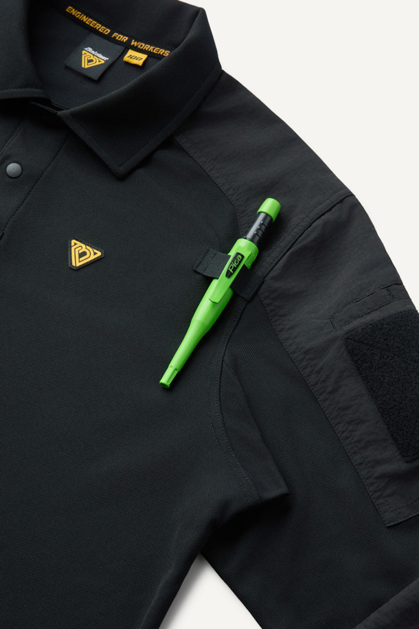 블랙 색상의 택티컬 폴로 긴팔 티셔츠입니다. 일상, 작업용, 출근룩, 여행룩, 워크샵룩 등 다양한 TPO에 적합하며, 캐주얼, 미니멀, 워크웨어 스타일을 연출할 수 있습니다. 나일론과 폴리에스테르 혼방 소재로 제작되어 흡습, 속건, 항균, 통기성, 신축성이 우수합니다. 밀리터리 무드의 스탠다드핏 폴로넥 디자인으로, 양쪽 가슴 펜 홀더, 소매 플랩 포켓, 벨크로 디테일, 사이드 밑단 트임, YKK 스냅 버튼, 벨크로 시스템 등 실용적인 특징을 갖추었습니다. 긴소매 기장의 무지 디자인으로, 레귤러 기장으로 제작되었습니다.
