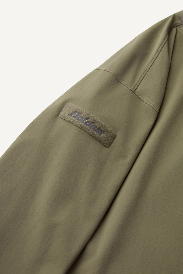 액티브 우븐 스트레치 스웻셔츠 V3는 활동적인 일상과 스포츠 활동에 적합한 공용 스웻셔츠입니다. 카키와 네이비 두 가지 색상으로 출시되었으며, 봄, 가을에 착용하기 좋습니다. 얇고 부드러운 나일론 소재로 제작되어 뛰어난 착용감을 선사하며, 4방향 스트레치 기능으로 활동성을 높였습니다. DWR 발수 가공 처리로 생활 방수가 가능하며, 땀을 빠르게 흡수하고 건조시키는 속건 기능으로 쾌적함을 유지합니다. 산책, 여행, 피트니스룩 등 다양한 TPO에 스포티, 캐주얼, 미니멀 스타일로 활용할 수 있습니다. 양 사이드 포켓과 펜 포켓이 있으며, 와펜 및 로고 패치 탈부착이 가능하여 실용성을 더했습니다.
