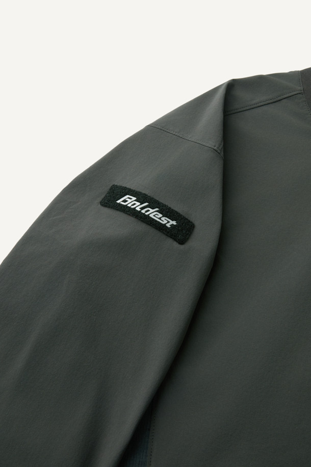 액티브 우븐 스트레치 스웻셔츠 V3는 스포츠 활동과 일상에서 모두 활용 가능한 스포티하고 캐주얼한 스타일의 상의입니다. 봄, 가을에 적합하며, 4WAY 스트레치 기능과 나일론 소재를 사용하여 활동성을 높였습니다. 생활 방수 기능과 DWR 발수 가공으로 갑작스러운 날씨 변화에도 대응할 수 있으며, 통기성과 속건 기능도 갖춰 쾌적함을 유지합니다. 컴포트핏 라운드넥 디자인에 무지 패턴, 긴 소매 기장이 특징이며, 벨크로 시스템, 양사이드 포켓, 펜 포켓을 더해 실용성을 더했습니다. 산책, 피트니스, 여행 등 다양한 TPO(Time, Place, Occasion)에 매치하여 미니멀한 스타일을 연출할 수 있습니다.
