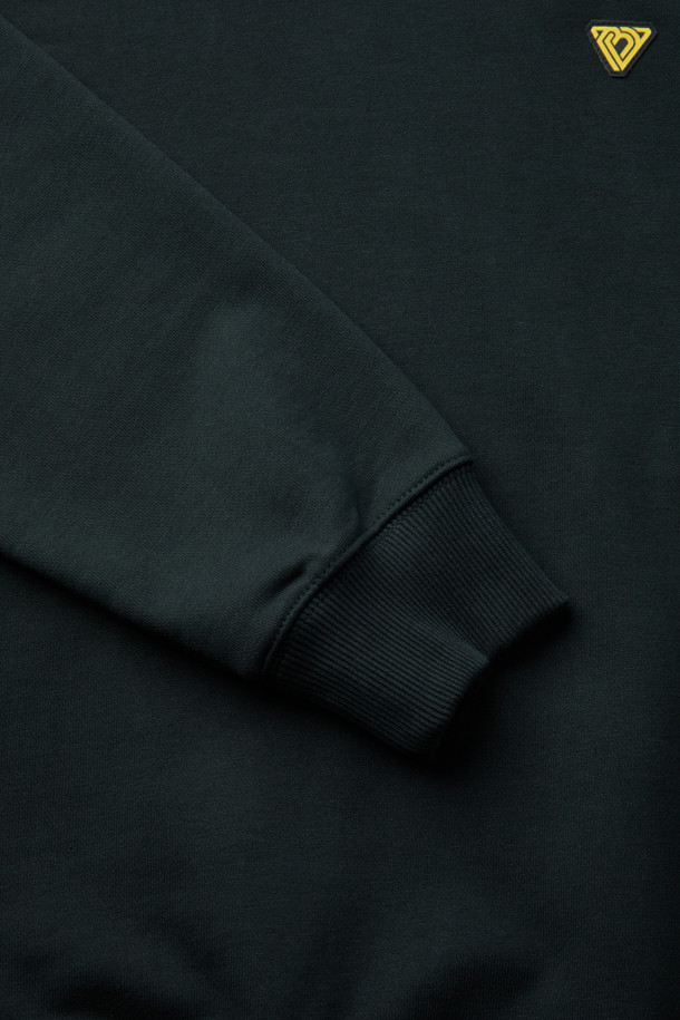 ONELIFE(원라이프) 직업군 그래픽 스웻셔츠는 캐주얼, 스트릿, 미니멀 스타일을 아우르는 공용 스웻셔츠입니다. 블랙 컬러에 봄, 가을, 겨울 모두 착용 가능한 두꺼운 두께감으로 제작되었습니다. 면과 폴리에스터 혼방 소재로 제작되어 부드러운 촉감을 선사하며, 컴포트 핏으로 편안한 착용감을 제공합니다. ONELIFE 콜라보레이션으로 탄생한 직업군 그래픽 디자인과 넥라인 삼각 인서트, 볼디스트 삼각 심볼이 특징입니다. 라운드넥과 긴소매 디자인으로 다양한 스타일 연출에 용이합니다.
