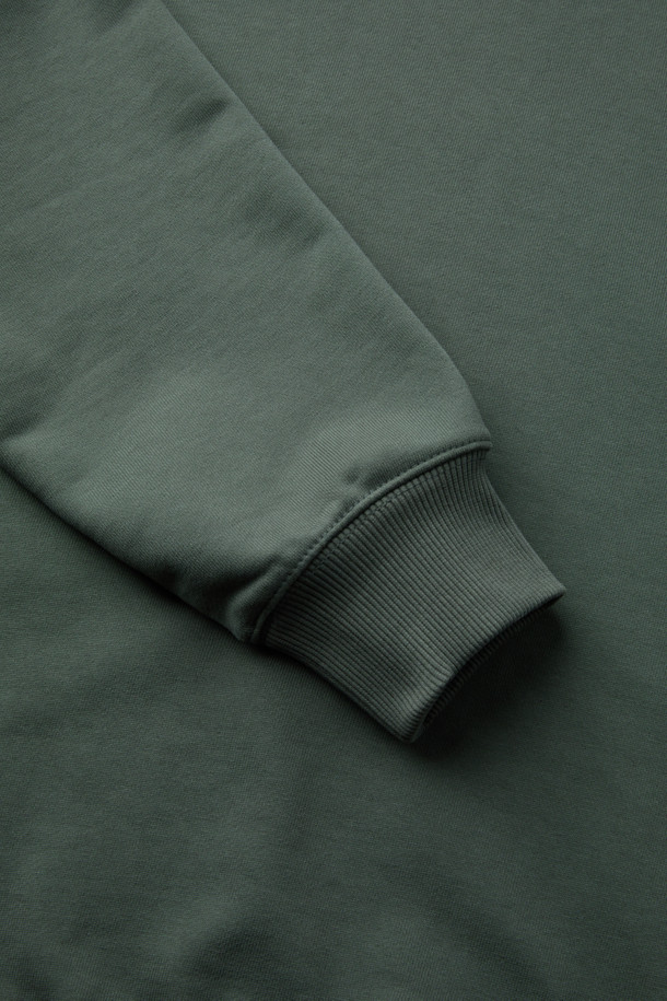 ONELIFE (오네이프) 직업군 그래픽 스웻셔츠는 남녀 모두 착용 가능한 캐주얼, 스트릿 스타일의 상의입니다. 가을, 겨울 시즌에 어울리는 두꺼운 두께감의 면, 폴리에스터 혼방 소재로 제작되었으며, 부드러운 촉감을 선사합니다. 카키, 그린 두 가지 색상으로 제공되며, ONELIFE 콜라보레이션으로 탄생한 직업군 그래픽 디자인과 볼디스트 삼각 심볼, 넥라인 삼각 인서트 디테일이 특징입니다. 컴포트핏 라운드넥 디자인으로 일상, 캠핑룩 등 다양한 TPO에 활용 가능합니다. 긴 소매 기장의 스웻셔츠로 편안하면서도 개성 있는 스타일을 연출해보세요.
