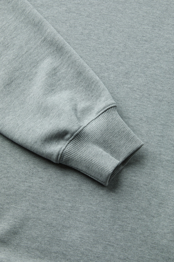 ONELIFE(원라이프) 직업군 그래픽 스웻셔츠는 캐주얼, 스트리트, 미니멀 스타일을 아우르는 공용 스웻셔츠입니다. 부드러운 면과 폴리에스터 혼방 소재로 제작되어 봄, 가을, 겨울 모두 착용 가능하며, 두꺼운 두께감으로 보온성을 더했습니다. 컴포트 핏의 레귤러 기장으로 편안한 착용감을 제공하며, 라운드넥과 긴 소매 디자인이 특징입니다. ONELIFE 콜라보레이션으로 제작된 직업군 그래픽 디자인과 볼디스트 삼각 심볼, 넥라인 삼각 인서트가 돋보이는 유니크한 스타일을 연출합니다. 컬러는 어디든 매치하기 쉬운 그레이 색상입니다.
