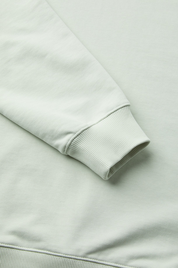 ONELIFE(원라이프) 직업군 그래픽 스웻셔츠는 캐주얼, 스트리트, 미니멀 스타일을 추구하는 당신을 위한 아이템입니다. 봄, 가을, 겨울 모두 착용 가능하며, 일상 및 캠핑룩에 활용하기 좋습니다. 면과 폴리에스터 혼방의 부드러운 촉감과 두꺼운 두께감으로 편안함을 선사합니다. ONELIFE 콜라보레이션으로 제작되었으며, 직업군 그래픽과 볼디스트 삼각 심볼, 넥 라인의 삼각 인서트 디자인이 특징입니다. 라운드넥, 긴 소매, 컴포트 핏으로 제작되었으며, 화이트, 레드 두 가지 색상으로 만나볼 수 있습니다.
