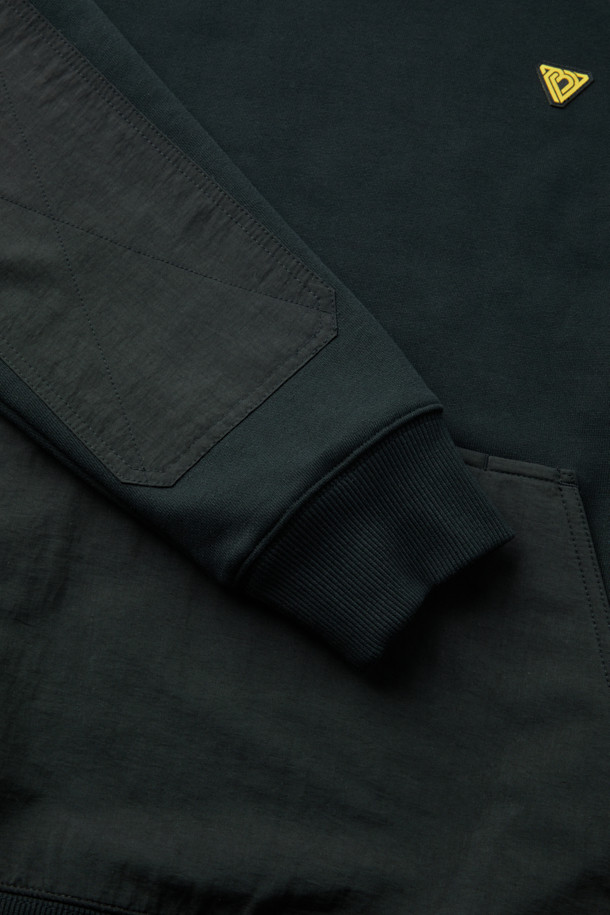 블랙 컬러의 워크 후드 스웻셔츠입니다. 면, 폴리에스터, 나일론 혼방의 두꺼운 소재로 제작되어 봄, 가을, 겨울 착용에 적합하며, 일상과 워킹 시 활용하기 좋습니다. 컴포트핏으로 편안한 착용감을 제공하며, 후드 디자인과 금속 스냅, 4구 펜 포켓, 캥거루 포켓, 소매 펜꽂이 포켓, 볼디스트 심볼 라벨 등의 특징을 갖추었습니다. 캐주얼, 미니멀, 워크웨어 스타일을 즐기는 분들께 출근룩과 캠핑룩으로 추천합니다. 무지 디자인으로 어떤 스타일에도 쉽게 매치할 수 있습니다.
