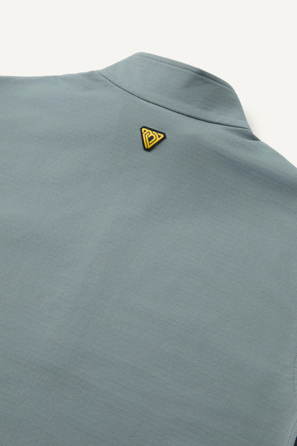 겨울철 추위에도 끄떡없는 윈터 반집업 긴팔 티셔츠(코듀라)입니다. 보온성을 극대화하는 플리스 안감과 두꺼운 두께감, 코듀라, 스판덱스, 플리스의 혼방으로 뛰어난 내구성과 신축성을 자랑합니다. 부드러운 촉감과 스탠다드 핏으로 편안한 착용감을 선사하며, YKK 지퍼, 지퍼 하단 쉘터 보강, 왼쪽 소매 펜꽂이 포켓, 양쪽 사이드 스트레치 배색 등의 디테일로 기능성을 더했습니다. 일상, 워킹, 출근룩, 혹은 워크샵룩 등 다양한 TPO에 어울리는 스포티하고 베이직한 스타일의 티셔츠입니다.
